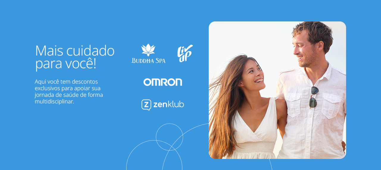 casal sorrindo um para o outro, vestidos de branco, com fundo branco