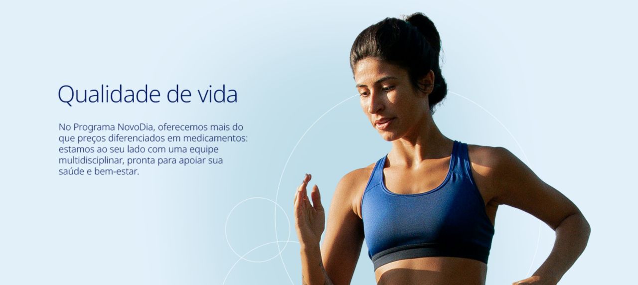 mulher em roupa esportiva de frente, em fundo claro, provavelmente ilustrando promoção de saúde ou atividade física