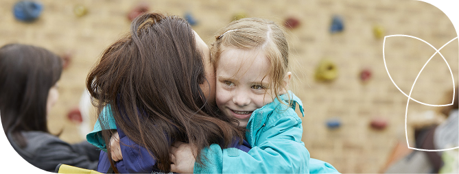  mulher e criança se abraçando, sorrindo e feliz