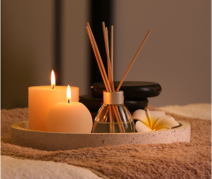 suporte com velas acessas, incensos aromatizantes e pedras termais, acima da cama