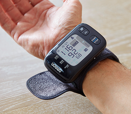 aparelho de medir pressão no pulso de um braço esticado