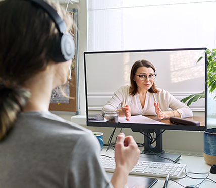 homem de fone de ouvido, conversando com mulher por  video chamada